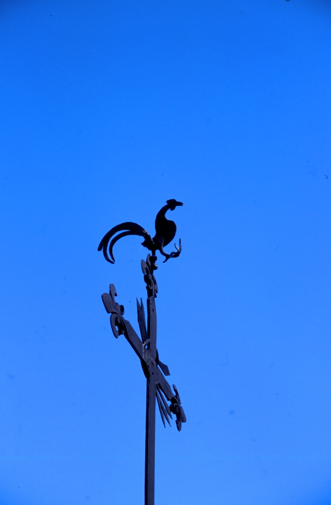 Détail de la croix en fer forgé, vue de côté avec le coq