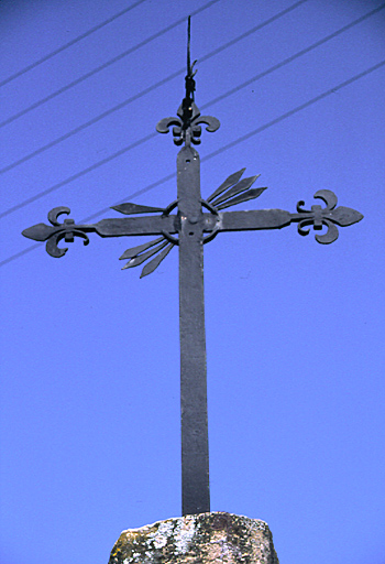 Détail de la croix en fer forgé.