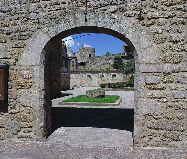 Ancienne entrée du couvent rue Florit. A l'arrière plan, la place Eugène de Rozière