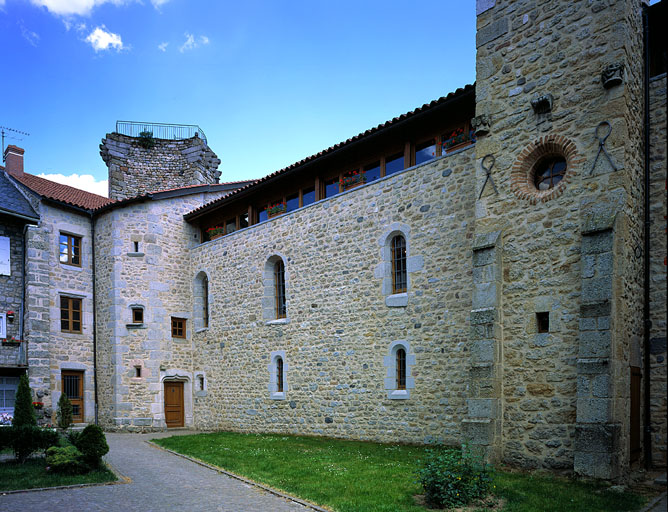 Vue d'ensemble sur la rue des pénitents prise vers l'est, avec l'élévation de l'ancienne chapelle, la tour d'escalier, et en arrière plan la tour de l'enceinte dite tour de Bodon