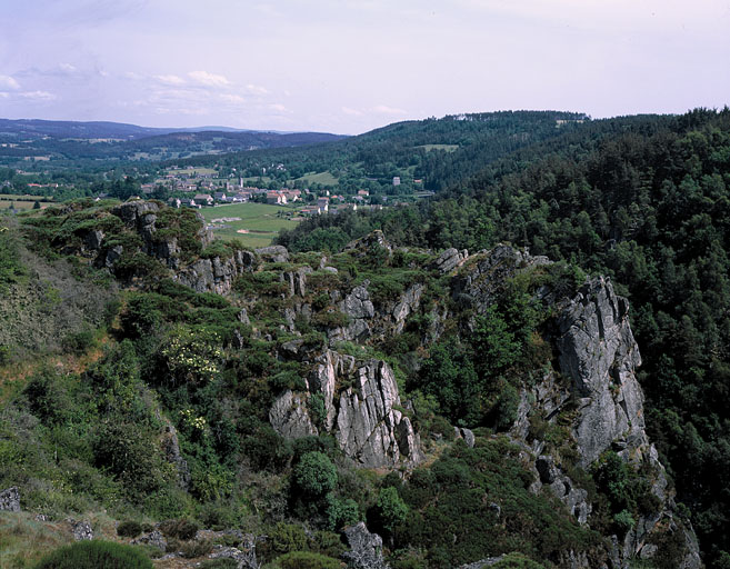 Vue d'ensemble du bassin du Malzieu avec le bourg au centre et les gorges de la Truyère au premier plan