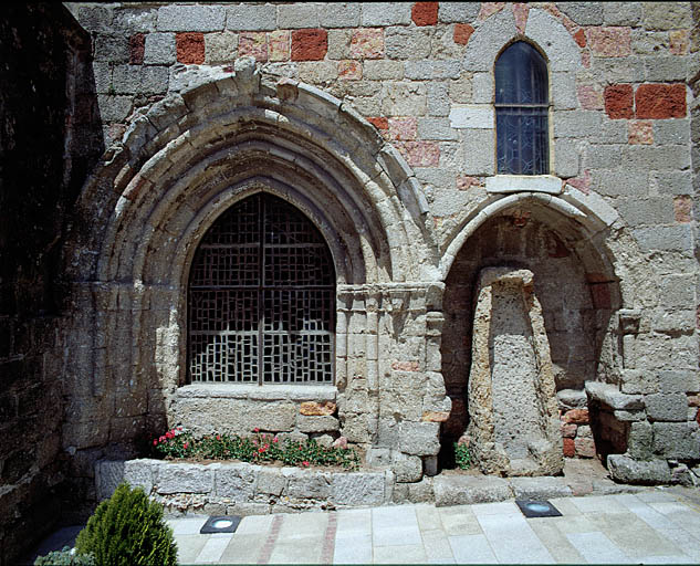 Elévation sud : Vue de l'ancienne porte d'entrée de l'église