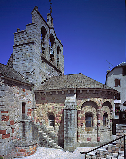 Vue d'ensemble du chevet et du clocher prise du sud-est