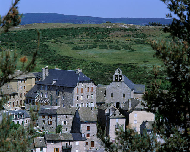 Vue d'ensemble du couvent (ancien château), de l'église paroissiale et de la campagne à l'est du village