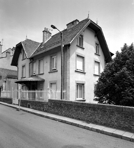 Vue d'ensemble des élévations sur rue d'une maison construite dans les années 1930