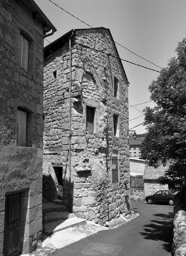 Vue d'ensemble du mur pignon sur rue