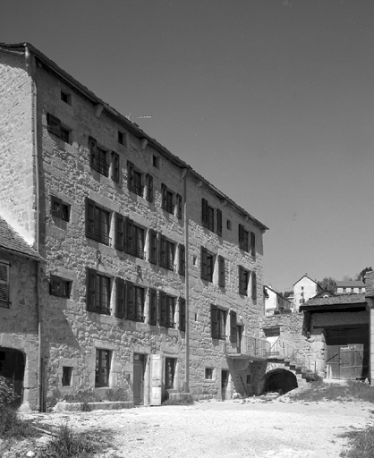 Vue d'ensemble de l'élévation sur cour du logis