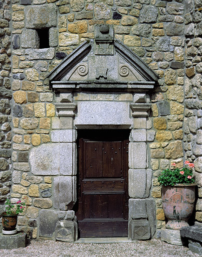 Porte d'entrée de l'ancienne maison Firbal disparue après incendie (située sur les parcelles 92 93 et 688)