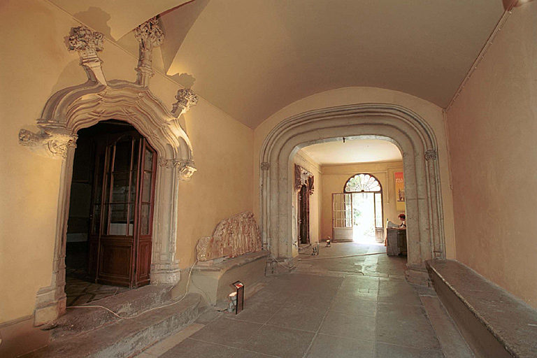 Passage d'entrée menant à l'escalier et au jardin.