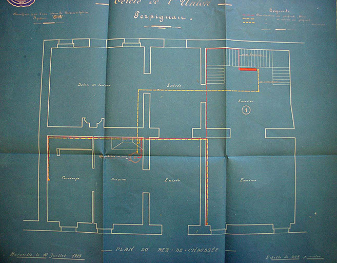 [Plan du rez-de-chaussée de la Casa Xanxo pour l'installation de canalisation de chauffage par l'eau chaude au temps du 'Cercle de l'Union'], plan du rez-de-chaussée, dessin blanc sur papier bleu, par Agence du Midi Pierre DOR (Marseille), 16 juillet 1913. Légende : rouge _._. Canalisation au plafond (Aller) ; jaune _._. Canalisation de retour au plafond ; jaune ---- Canalisation de retour au plafond des caves