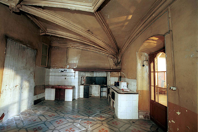 Première salle gauche du rez-de-chaussée donnant sur la rue