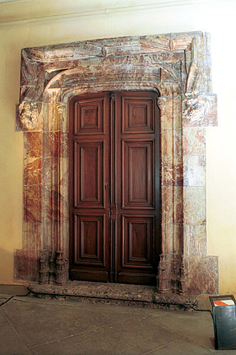 Porte en marbre ouvrant sur la deuxième salle gauche du rez-de-chaussée donnant sur le jardin