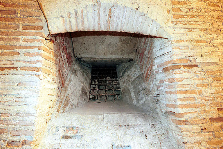 Ancien soupirail en abat-jour transformé en jour-de-terre et donnant sur la deuxème Salle gauche du rez-de-chaussée sur jardin