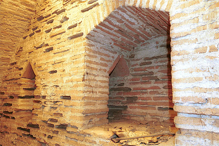 Détail des niches creusées dans le mur Sud de la cave