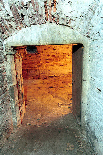 Portail d'entrée en pierre de taille ouvrant directement sur la cave