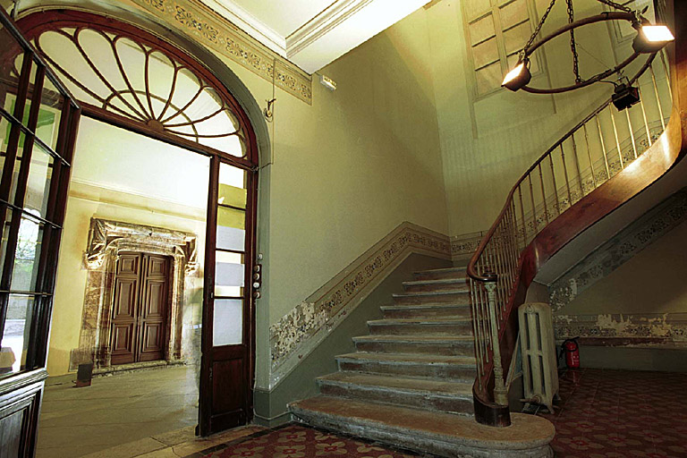 Escalier d'honneur et vue sur le vestibule et la porte en marbre de la deuxième salle gauche donnant sur le jardin