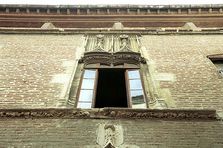 Détail de la fenêtre centrale du premier étage sur la façade sur rue et de la frise