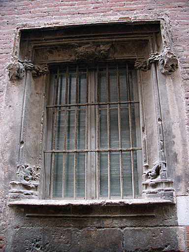 Fenêtre droite du rez-de-chaussée sur la façade sur rue