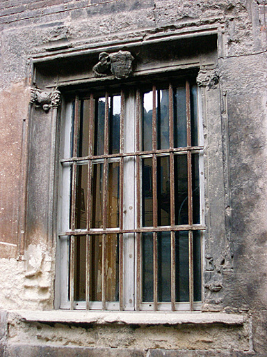 Fenêtre gauche du rez-de-chaussée sur la façade sur rue