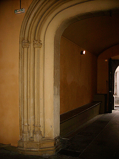 Détail gauche de l'arc monumental situé au centre du vestibule d'entrée