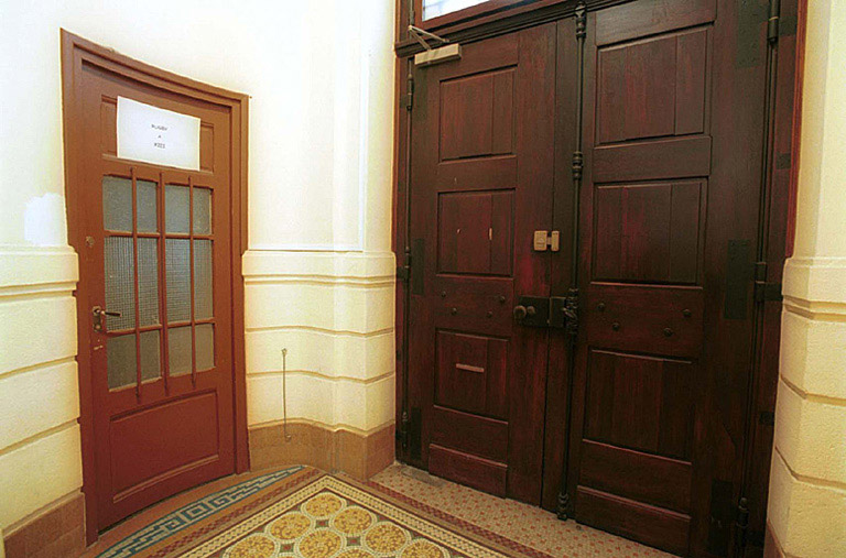 Vestibule donnant sur la porte rue Edmond Bartissol et précédent le hall d'entrée.
