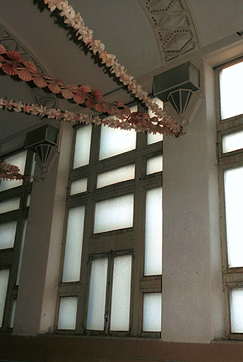Détail de fenêtre dans la salle des fêtes.