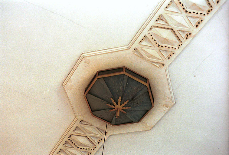 Détail de plafonnier Art Déco dans la salle des fêtes.