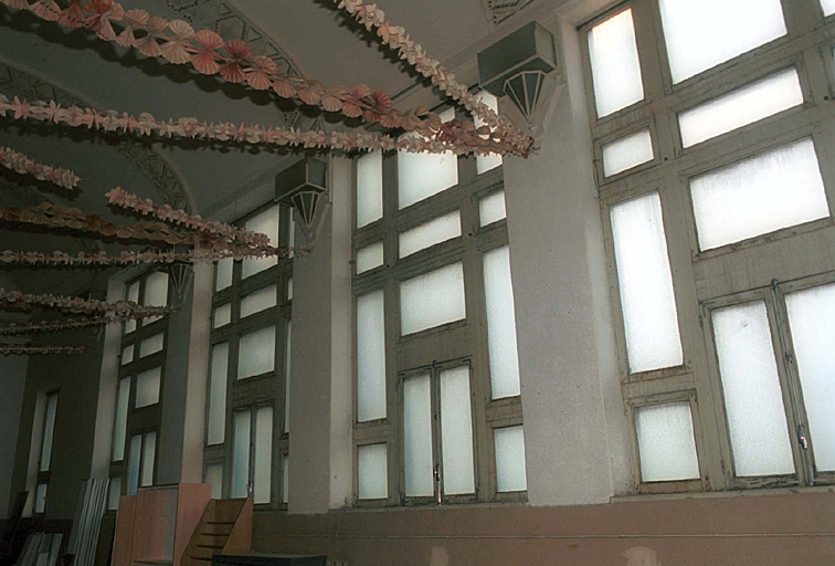 Alignement des grandes baies situées sur le mur occidental de la salle des fêtes.