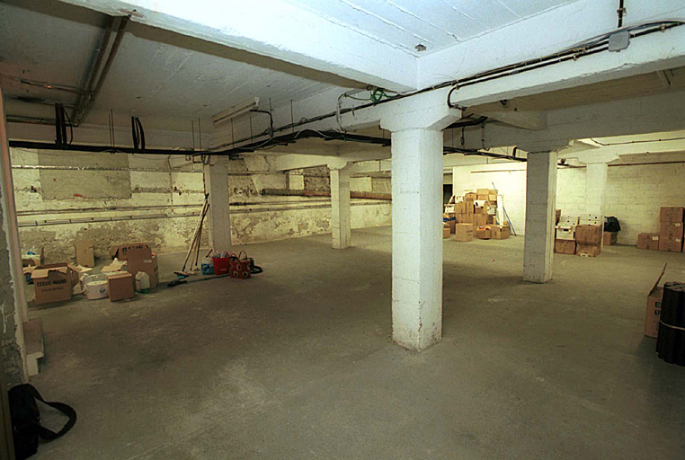 Salle de stockage au sous-sol.