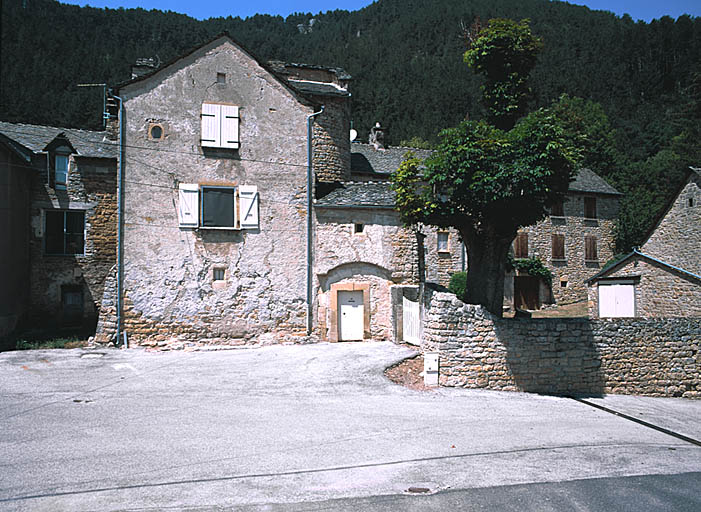 Vue d'ensemble du mur pignon du logis, de la tour d'escalier (au second plan) et de l'entrée du passage couvert datée 1656.