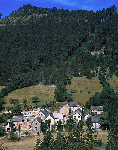 Vue d'ensemble du village de Malaval prise du sud.