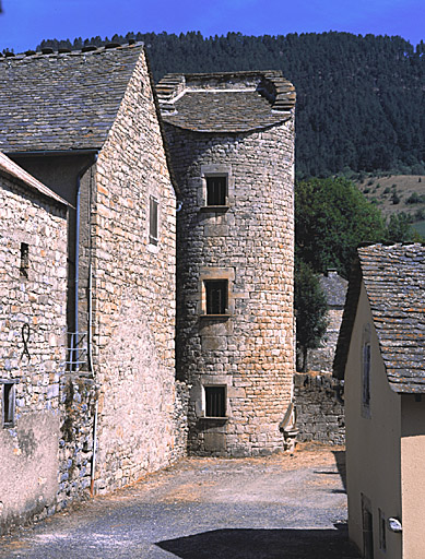 Vue d'ensemble de la tour prise du sud.