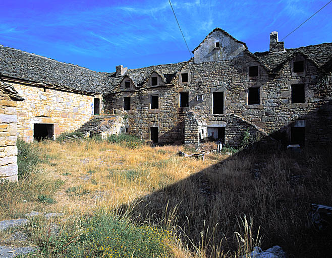 Vue d'ensemble du logis et d'une grange-étable prise du sud-est.