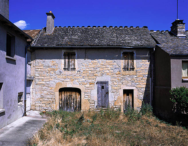 Vue d'ensemble de l'élévation antérieure.