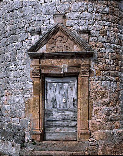 Porte d'entrée de la tour.