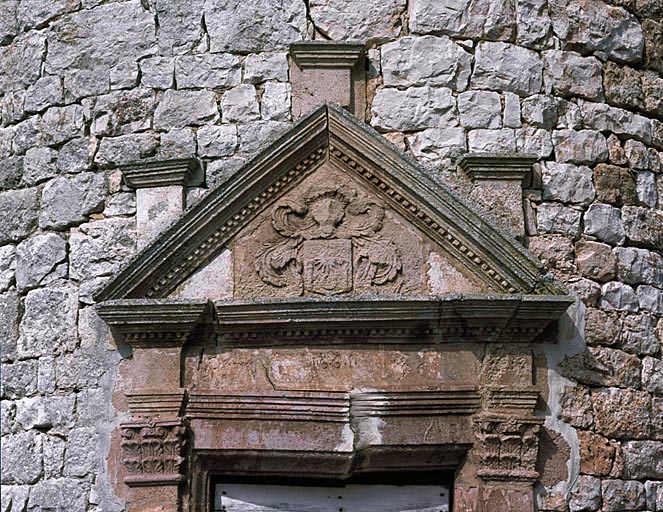 Porte de la tour. Détail du fronton avec le blason et la date de 1661.