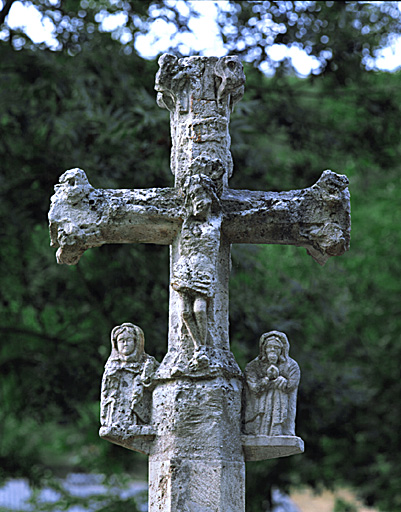 Détail de la face antérieure de la croix : représentation du Christ en croix.