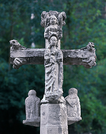 Face sud de la croix : représentation de la Vierge.