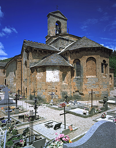 Vue d'ensemble du chevet et de l'élévation sud, prise du sud-est.