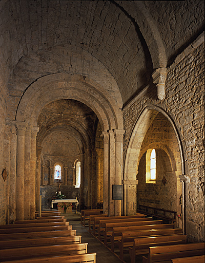 Vue d'ensemble de la nef prise vers le choeur.