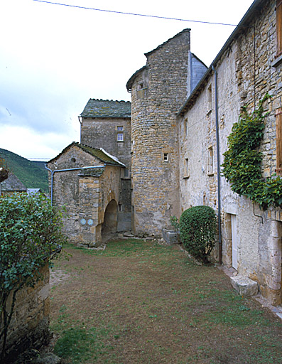 Vue d'ensemble de la cour avec le corps de passage, la tour d'escalier et le corps de logis.