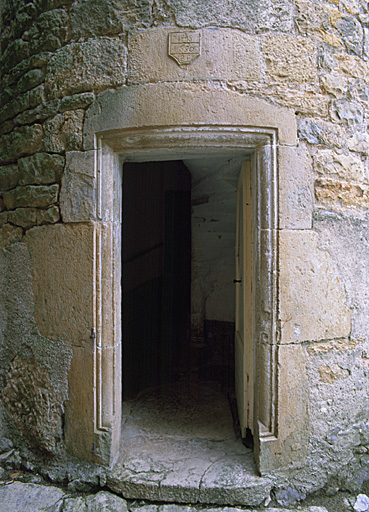 Porte d'entrée de la cage d'escalier.