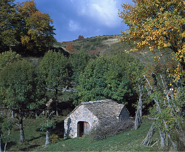 Vue d'ensemble du moulin et du paysage environnant prise du sud-est.