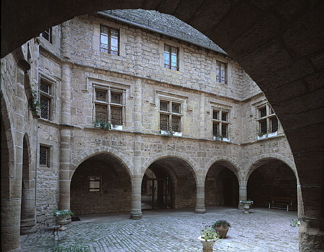 Vue d'ensemble de la cour prise vers l'ouest.