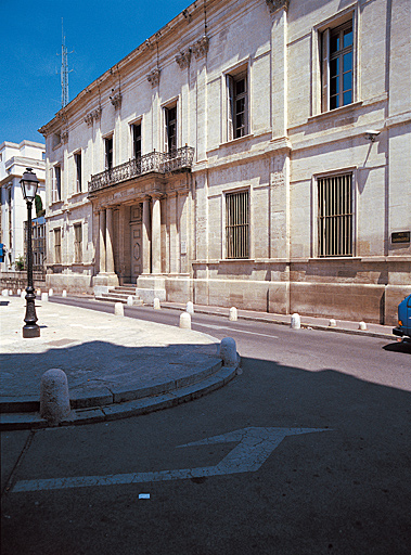 Façade sur la place Chabaneau.