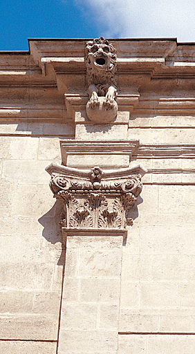 Chapiteau sculpté d'un pilastre de l'hôtel de Ganges.