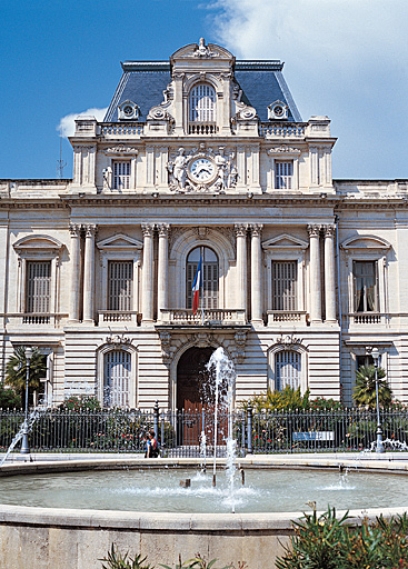 Façade principale : avant-corps central.