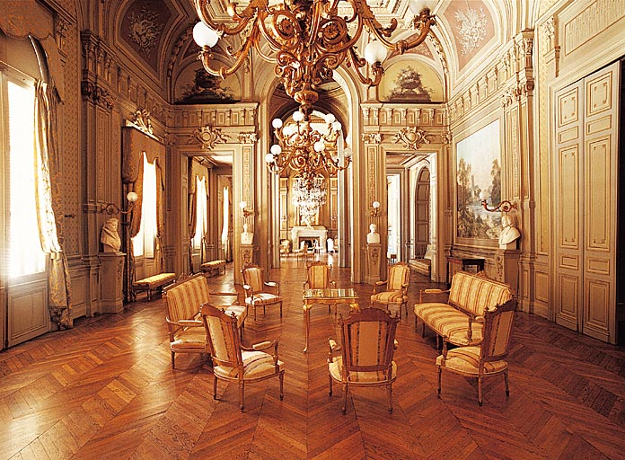 Vue d'ensemble du grand salon.