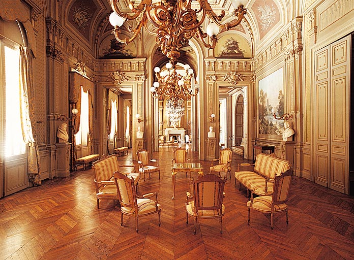 Vue d'ensemble du mobilier du grand salon.