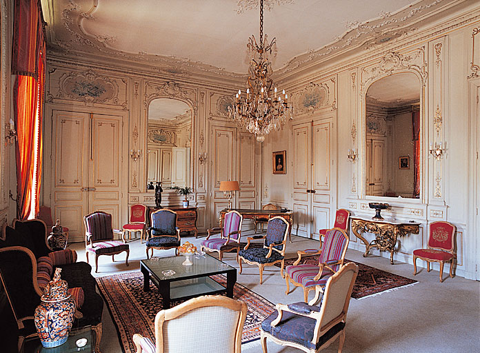 Vue d'ensemble du petit salon.